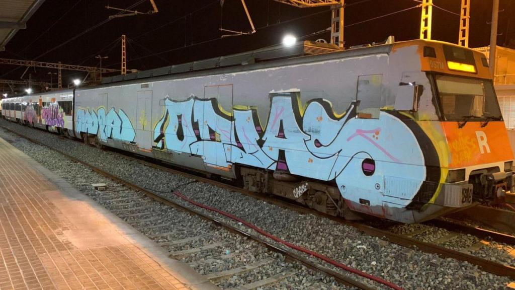 Un convoy de Rodalies Renfe, completamente pintarrajeado