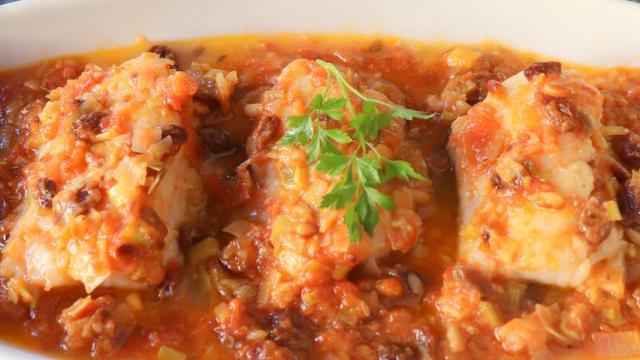 Bacalao a la catalana con pasas y piñones