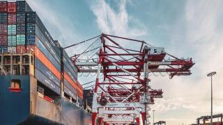 Imagen de un carguero en el Puerto de Barcelona