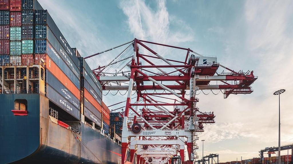 Imagen de un carguero en el Puerto de Barcelona