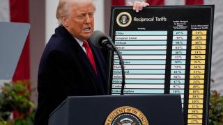 El presidente de EEUU, Donald Trump, muestra una tabla con los aranceles que va a aplicar a los socios comerciales de EEUU