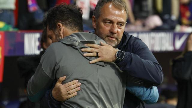 Hansi Flick abraza a Simeone
