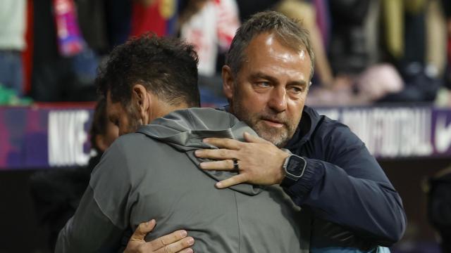 Hansi Flick abraza a Simeone