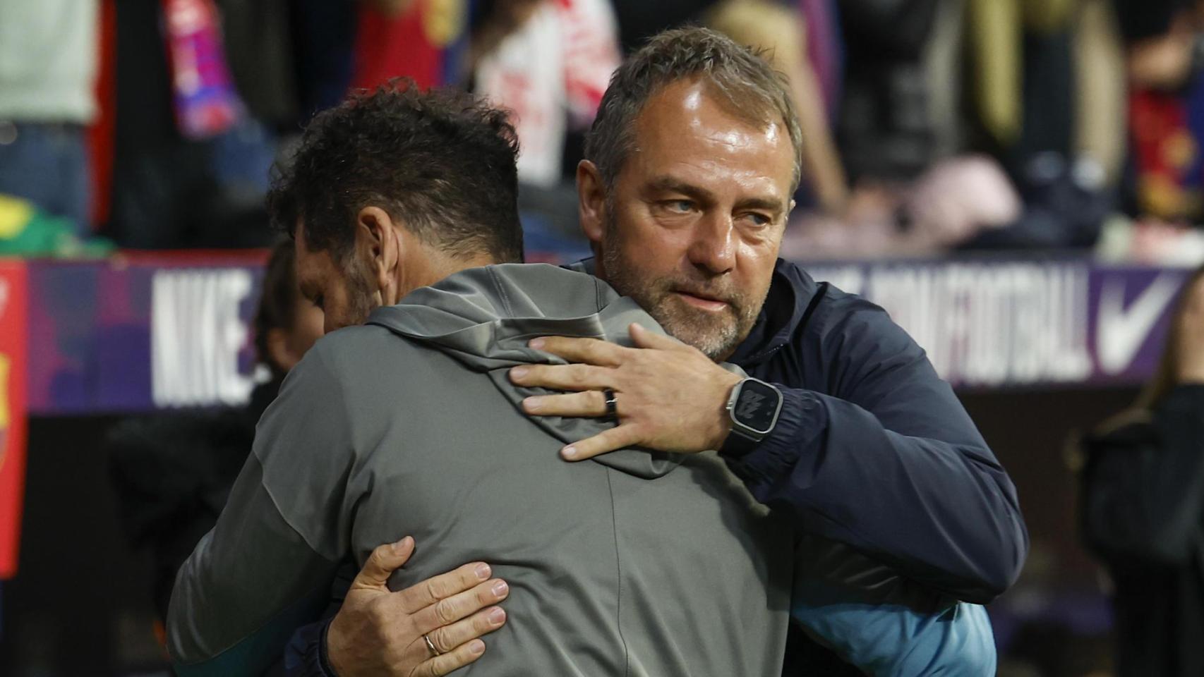 Hansi Flick abraza a Simeone