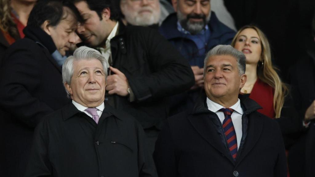 Joan Laporta, junto a Enrique Cerezo y al Alcalde de Madrid, Martínez-Almeida, en el palco del Metropolitano