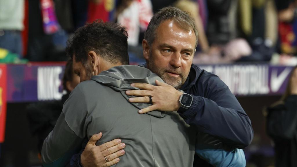 Hansi Flick abraza a Simeone