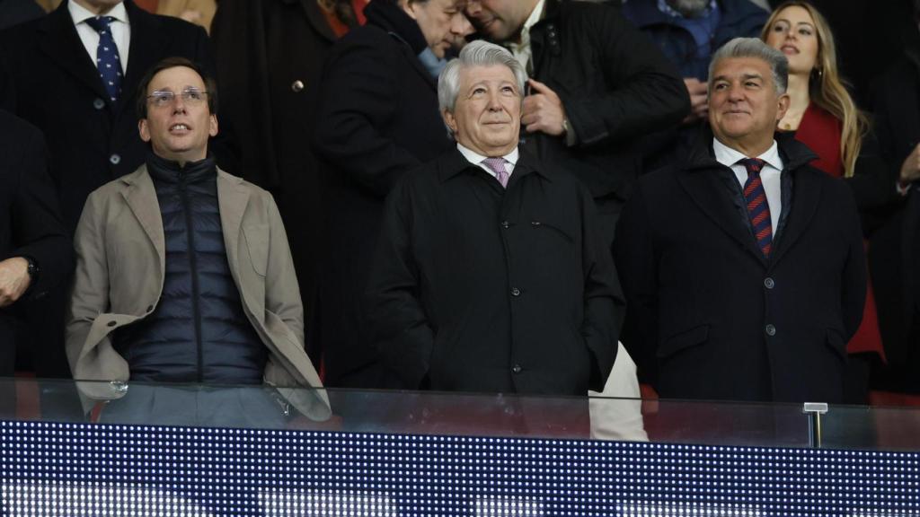 Joan Laporta, junto a Enrique Cerezo y al Alcalde de Madrid, Martínez-Almeida, en el palco del Metropolitano