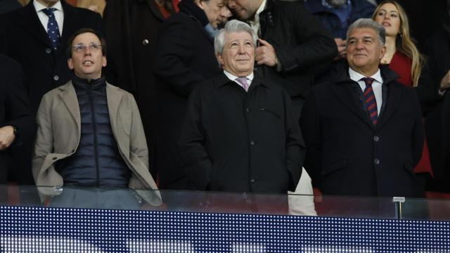 Joan Laporta, junto a Enrique Cerezo y al Alcalde de Madrid, Martínez-Almeida, en el palco del Metropolitano