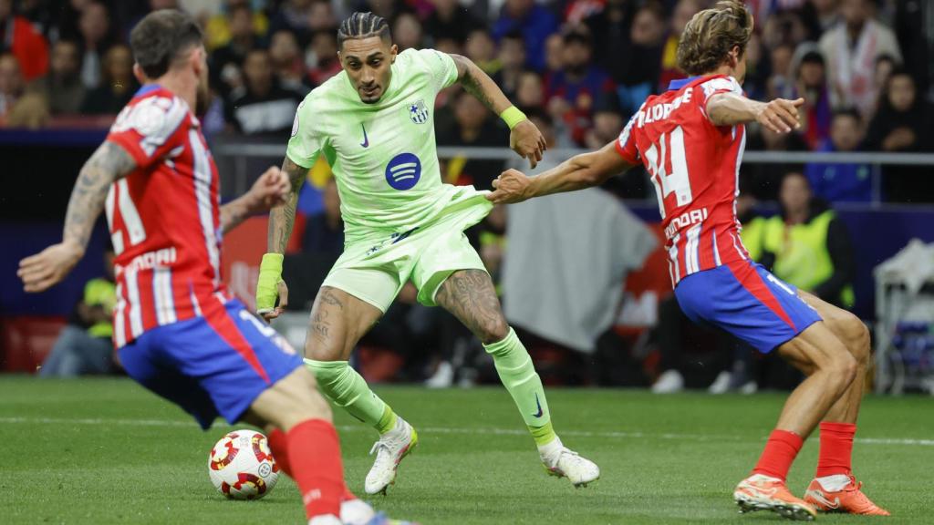 Marcos Llorente agafa del pantaló a Raphinha durant l'Atlético de Madrid-Barça