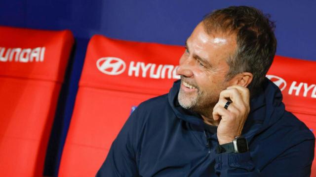 Hansi Flick, sonriente en el banquillo del Wanda Metropolitano