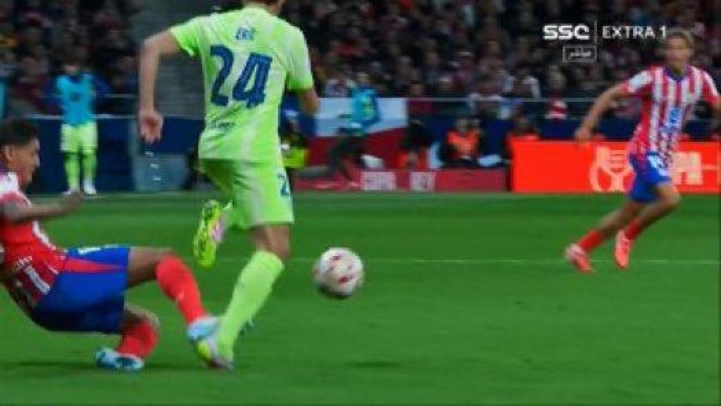 La dura entrada de Nahuel Molina al tobillo de Éric García en el Atlético de Madrid-Barça