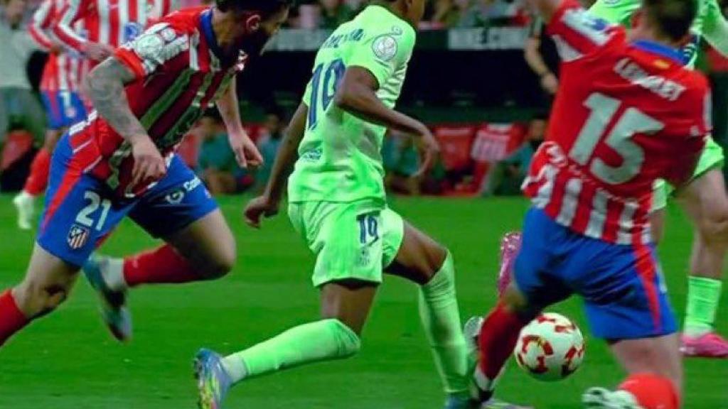 El pisotón de Clément Lenglet a Lamine Yamal en el Atlético de Madrid-Barça