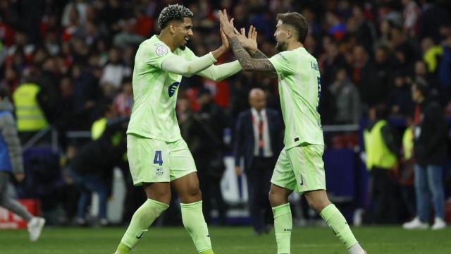Ronald Araujo celebra con Iñigo Martínez el triunfo sobre el Atlético de Madrid en la Copa del Rey