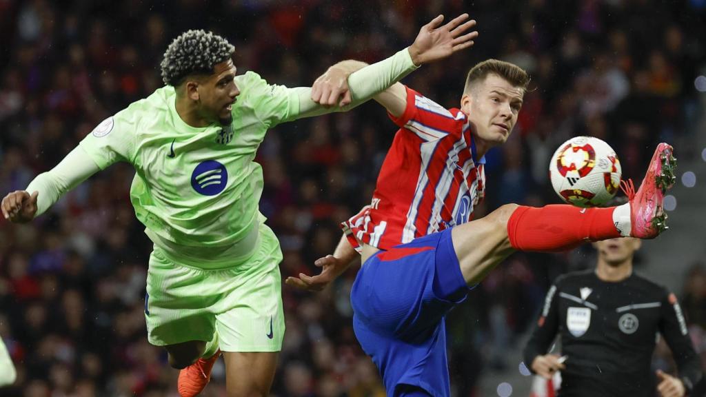 Alexander Sorloth pugna por el balón con Ronald Araujo durante el Atlético de Madrid-Barça
