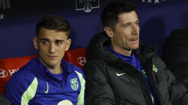 Gavi, en el banquillo del Wanda Metropolitano junto a Robert Lewandowski