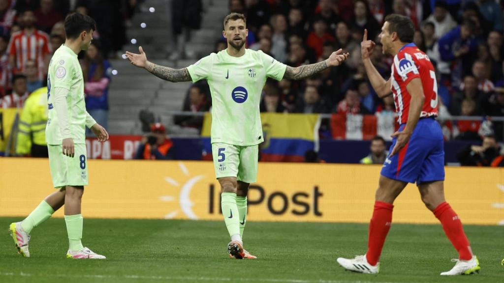 Iñigo y Pedri, durante el Atlético-Barça de las semifinales de la Copa