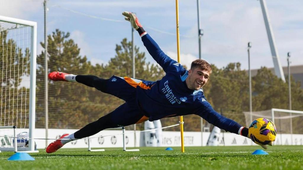 Fran González, portero del Real Madrid Castilla que aspira a debutar ante el Valencia