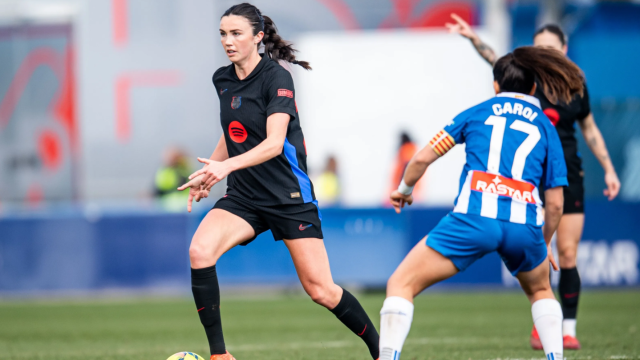 Ingrid Engen controla el balón en el derbi Espanyol-Barça Femenino de Liga F