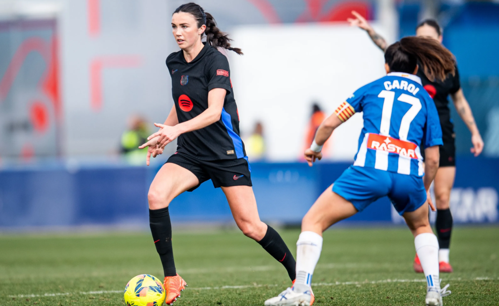 Ingrid Engen controla el balón en el derbi Espanyol-Barça Femenino de Liga F