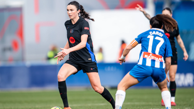 Ingrid Engen controla el balón en el derbi Espanyol-Barça Femenino de Liga F