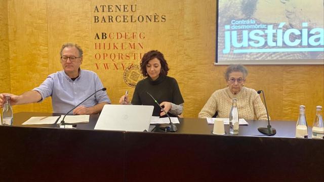 El presidente del Òmnium Cultural, Xavier Antich; la abogada Sònia Olivella y la activista por la lengua catalana y militante de la izquierda independentista víctima de torturas, Blanca Serra, en una imagen de archivo