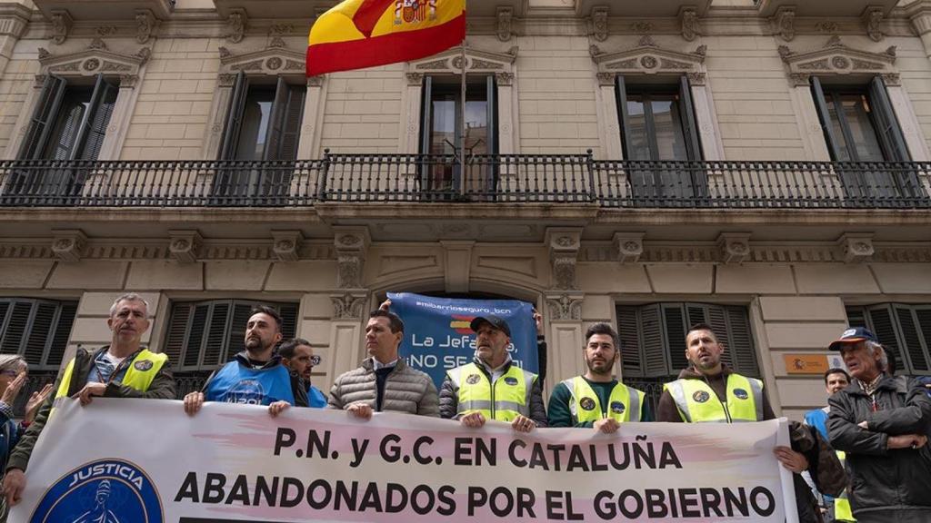 Miembros del sindicato de Jupol durante una concentración ante la Jefatura de Via Laietana en Barcelona