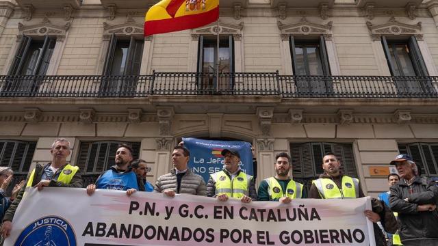 Miembros del sindicato de Jupol durante una concentración ante la Jefatura de Via Laietana en Barcelona