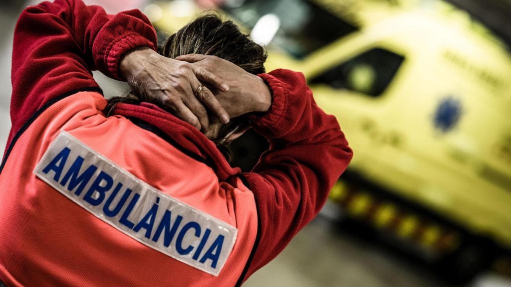 Imagen de un sanitario del SEM con un vehículo sanitario