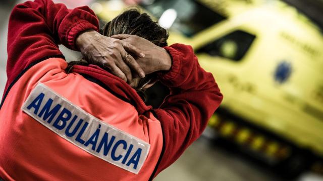 Imagen de un sanitario del SEM con un vehículo sanitario