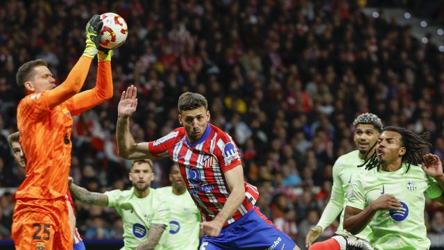 Wojciech Szczesny atrapa el balón ante el intento de remate de Clément Lenglet, durante el Atlético-Barça