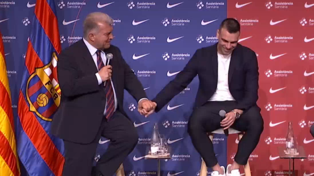 Joan Laporta i Sergio Lozano es donen la mà a l'acte de retirada del jugador del Barça de futbol sala