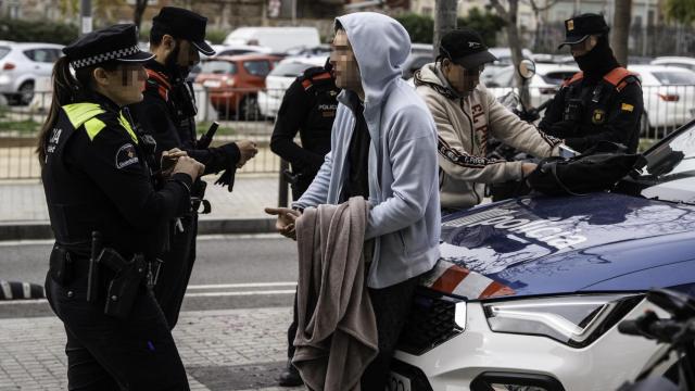 Agentes de los Mossos d'Esquadra y la Guardia Urbana de L'Hospitalet durante el primer dispositivo del nuevo 'plan Kanpai'