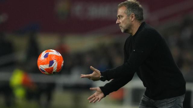 Hansi Flick devuelve el balón, contra el Betis