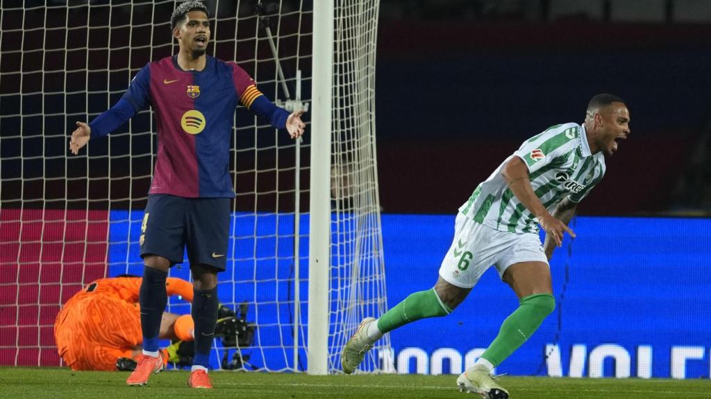 Natan festeja su gol contra el Barça después de elevarse por encima de Ronald Araujo en un saque de esquina