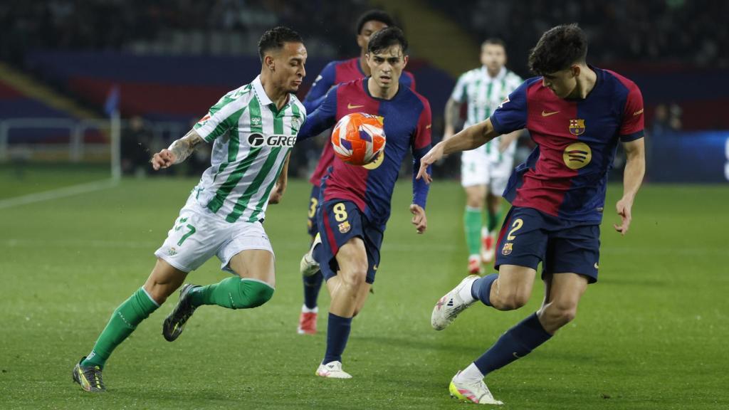 Antony conduce el balón ante la presión de Pedri y Pau Cubarsí