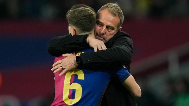 El abrazo de Gavi y Hansi Flick tras marcar contra el Betis