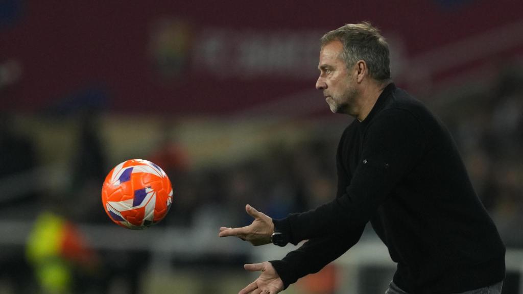 Hansi Flick devuelve el balón, contra el Betis