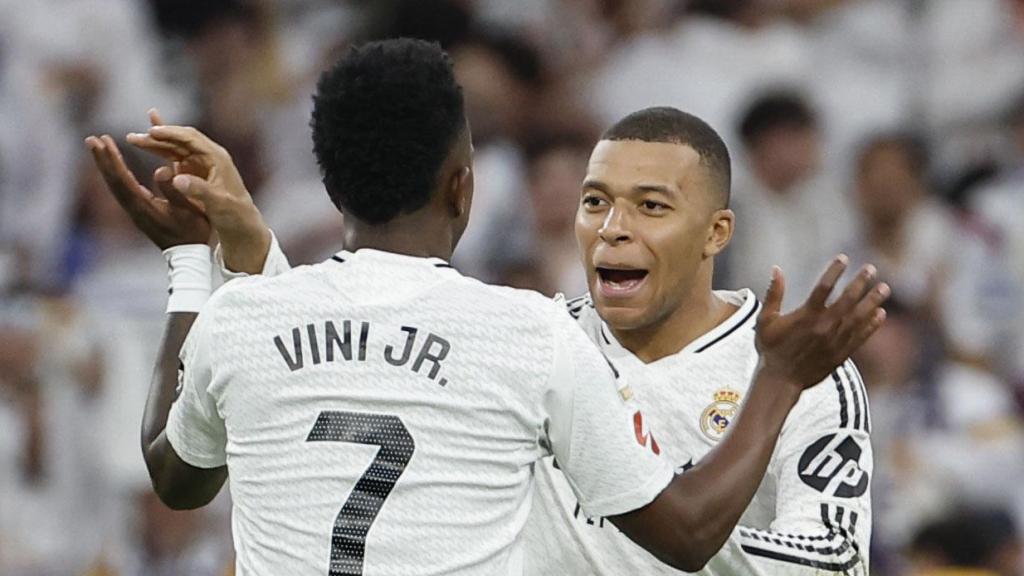 Vinicius Jr y Kylian Mbappé se felicitan por el gol del empate en el Real Madrid-Valencia