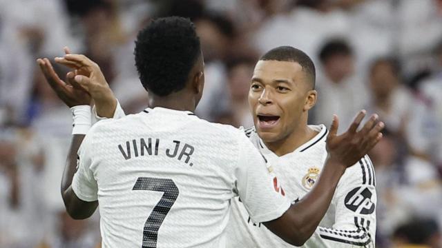 Vinicius Jr y Kylian Mbappé se felicitan por el gol del empate en el Real Madrid-Valencia