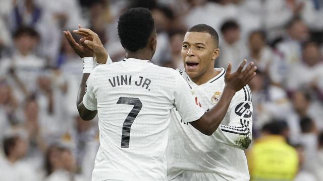 Vinicius Jr y Kylian Mbappé se felicitan por el gol del empate en el Real Madrid-Valencia