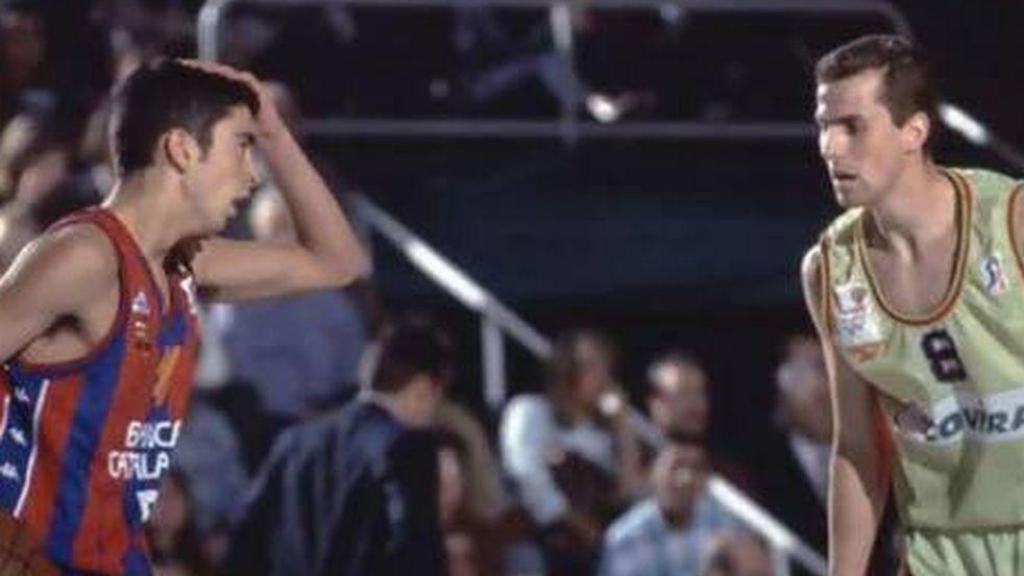 Juan Carlos Navarro, en un partido con el Barça de basket contra Jorge Sanjuán, jugador del Covirán Granada