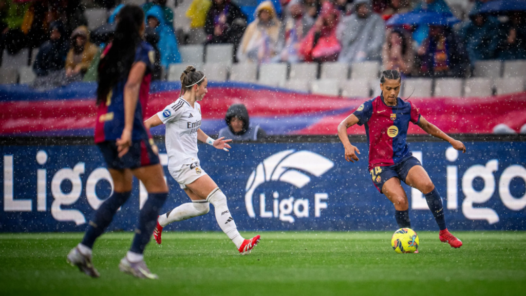 Athenea del Castillo presiona a Esmee Brugts en el Barça-Real Madrid de Liga F
