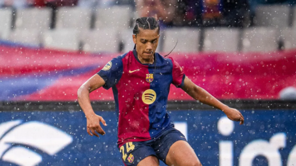 Athenea del Castillo presiona a Esmee Brugts en el Barça-Real Madrid de Liga F