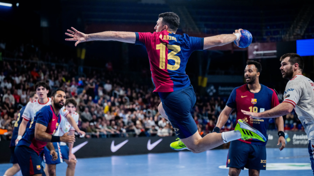 Aitor Ariño lanza a portería durante el Barça de balonmano-Granollers de Liga Asobal