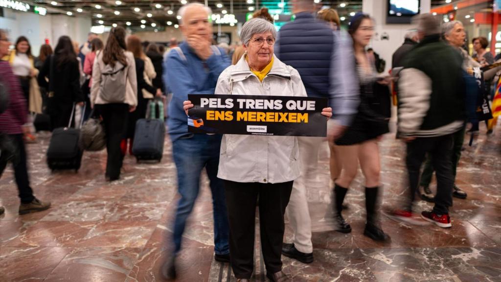 Una mujer durante una concentración de la ANC por las incidencias en Rodalies, en la estación de Sants, a 5 de abril de 2025