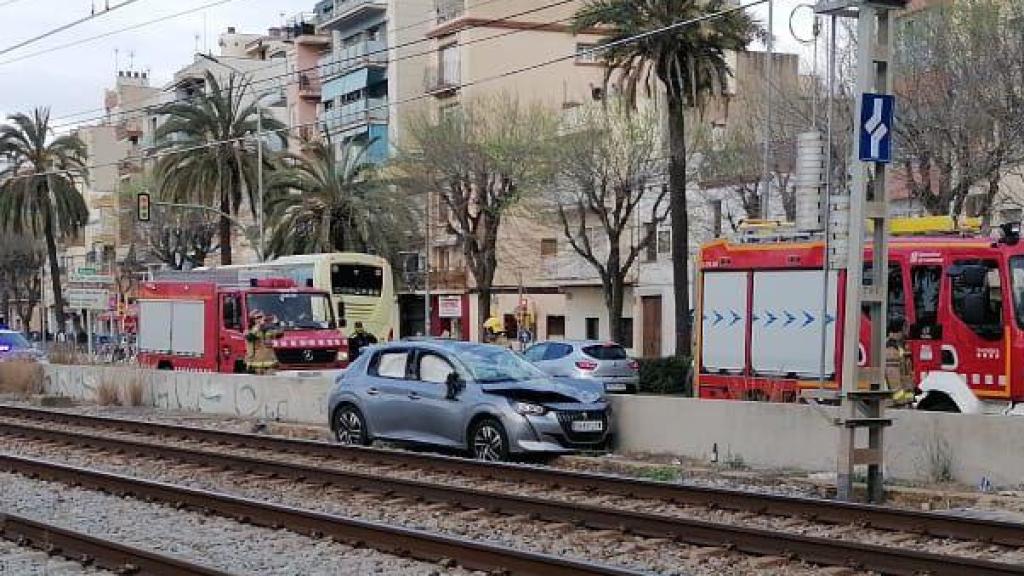Coche accidentado en la zona de vías de Mataró