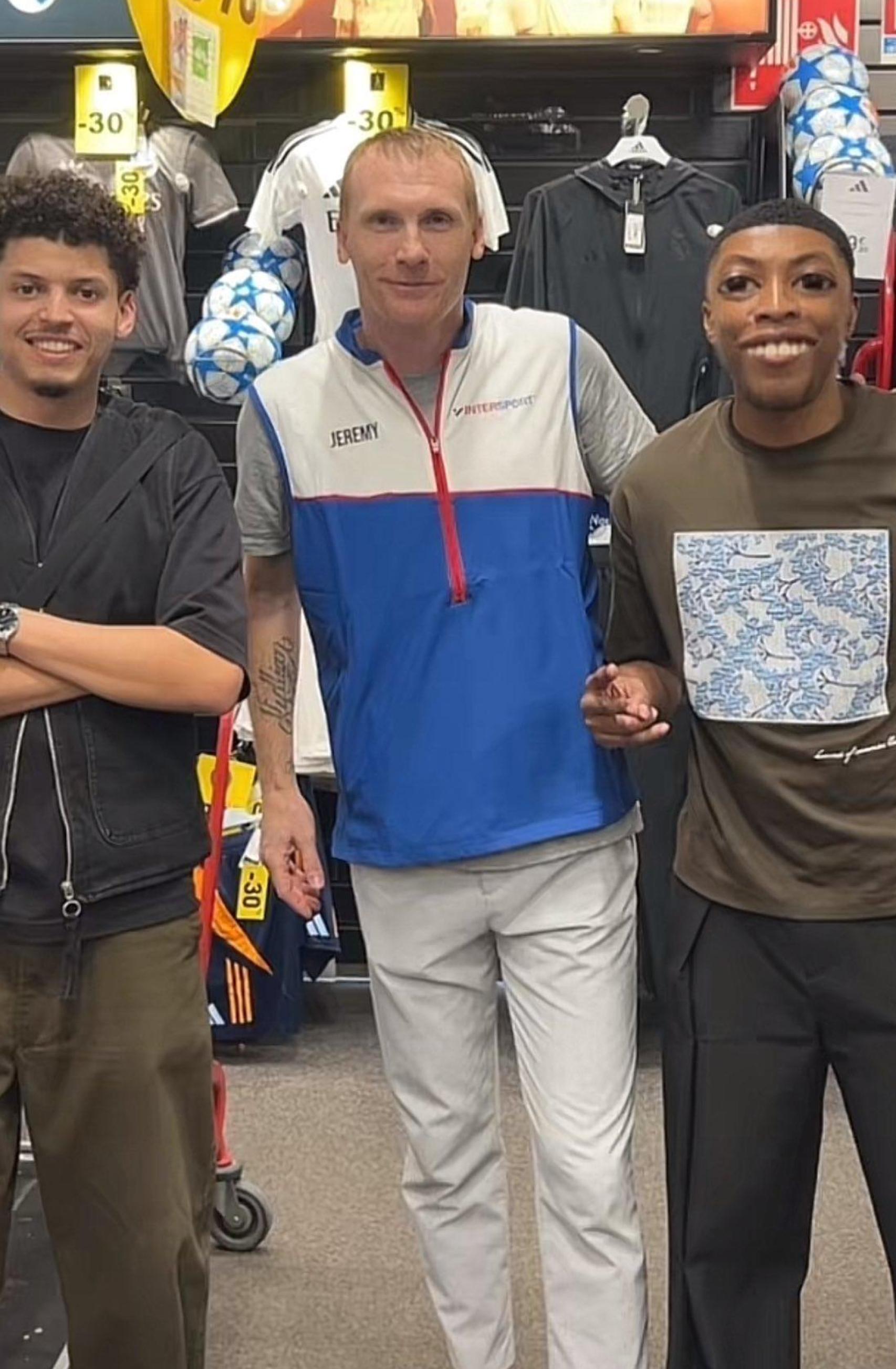 Jeremy Mathieu, ganador del triplete con el Barça en 2015, actualmente empleado de una tienda de Intersport en Francia