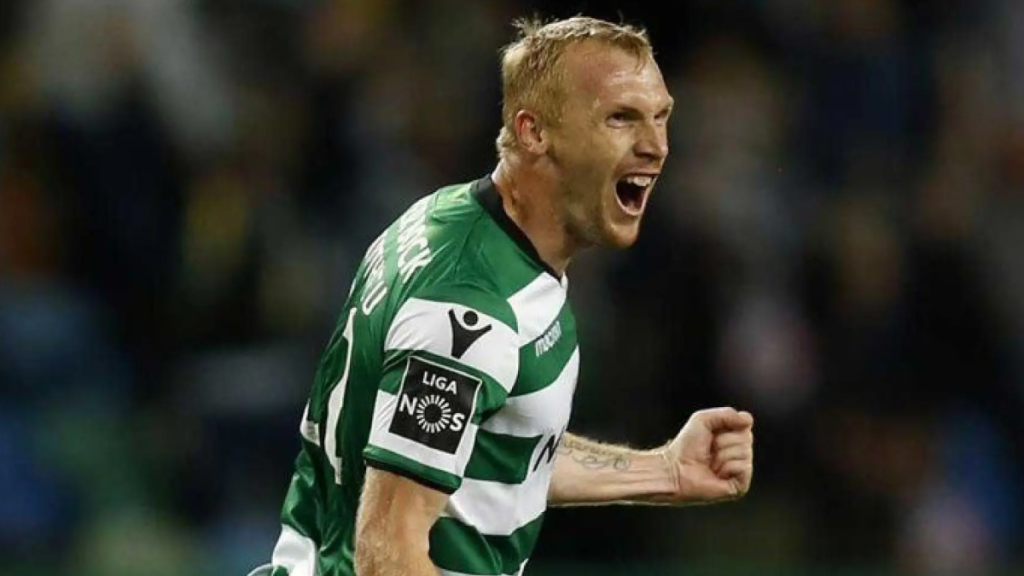 Jérémy Mathieu festeja un gol con el Sporting de Portugal