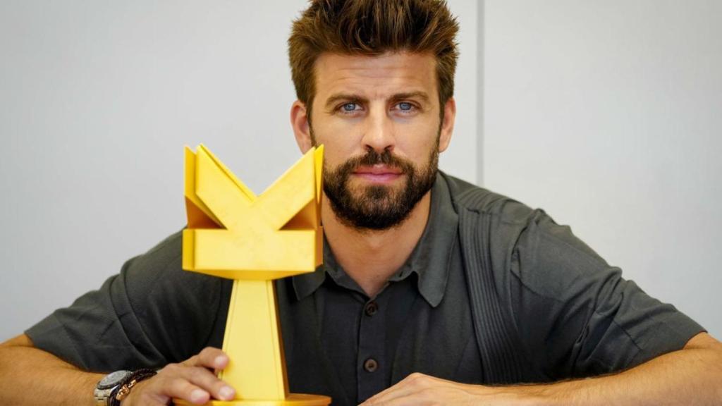 Gerard Piqué exhibeix un trofeu de la Kings League