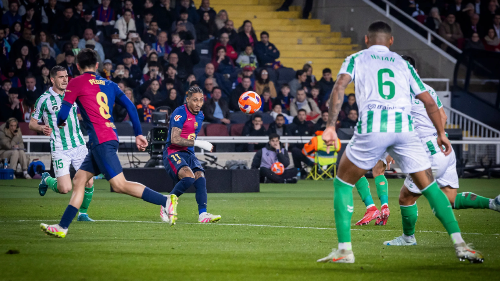 Raphinha dispara a puerta en el empate del Barça contra el Betis
